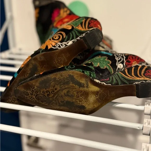 Galeri Cengiz hand crafted in Istanbul, Floral Embroidered Black Boots - Picture 4 of 4